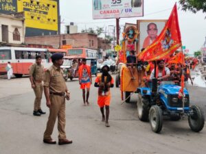 न्यूज स्टेड LMP ✍️  गोला :- 
छोटी काशी गोला गोकर्णनाथ में कांवरियों और पुलिस के बीच में हुई धक्का-मुक्की, कांवरियों ने सदर चौराहे पर काटा जमकर बवाल।
आपको बताते चले  गोपामऊ के कांवड़ियों की संख्या एक हजार से पंद्रह सौ के करीब थी स्थानीय ने सिर्फ मंदिर तक डीजे ले जाने को रोका था जिसके कारण कांवरिए अड़ गए और पुलिस से खुद धक्का मुक्की करने लगे फिलहाल स्थिति सामान्य है यातायात सुचारू रूप से संचालित है कांवरिए दर्शन के लिए रवाना ! #गोला #लखीमपुर